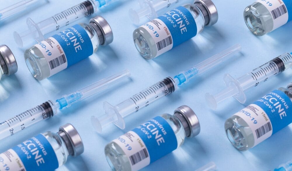 Bác sĩ chỉ định có thẩm quyền yêu cầu người nộp đơn tiêm loại vắc-xin cần thiết trong danh sách chích ngừa định cư Mỹ bắt buộc