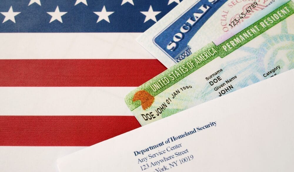 Thẻ xanh Mỹ có tên chính thức là Thẻ thường trú, do Chính phủ Mỹ cấp cho người nước ngoài đến Mỹ sinh sống, học tập và làm việc với tư cách thường trú nhân