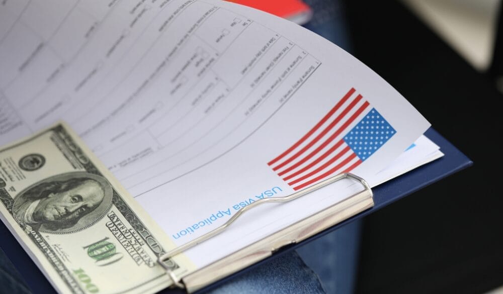 Lệ phí xin visa định cư Mỹ được đề cập chưa bao gồm phí khám sức khỏe, phí tiêm chủng, phí dịch thuật công chứng, phí dịch vụ bưu chính