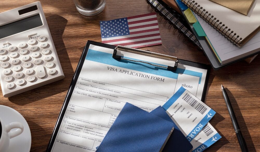Chuẩn bị đầy đủ hồ sơ và giấy tờ cần thiết là một trong những bước quan trọng của quá trình xin visa định cư Mỹ