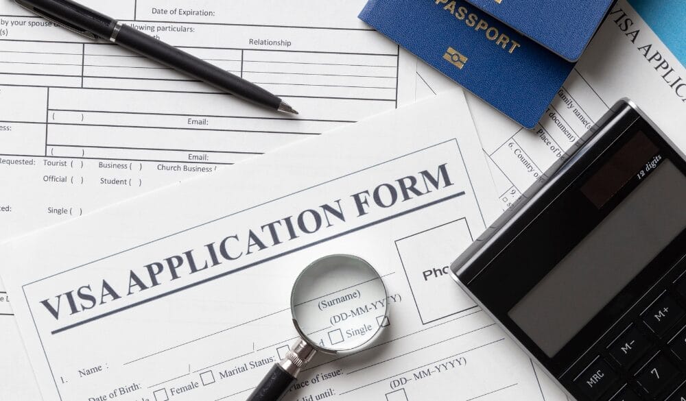 Điền đầy đủ thông tin các mẫu đơn là bắt buộc trong quy trình trở thành thường trú nhân Canada