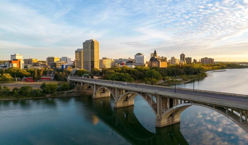 Kinh tế Saskatchewan phát triển nhờ vào nguồn tài nguyên thiên nhiên, không chỉ vậy, các ngành khác cũng phát triển khiến nơi đây trở thành tỉnh bang có tỷ lệ thất nghiệp thấp nhất Canada (dưới 4%), đây là nơi lý tưởng để tìm việc làm tại quốc gia này