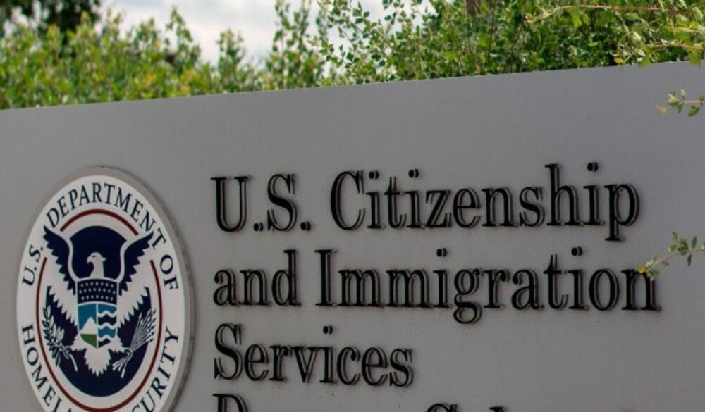 USCIS chịu trách nhiệm quản lý việc nhập cư hợp pháp vào nước Mỹ