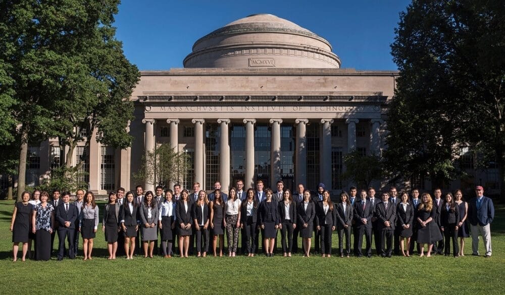 Đại học đứng đầu nước Mỹ không phải là Harvard mà là Học viên Công nghệ Massachusetts, nơi chuyên đào tạo các ngành toán học, khoa học máy tính