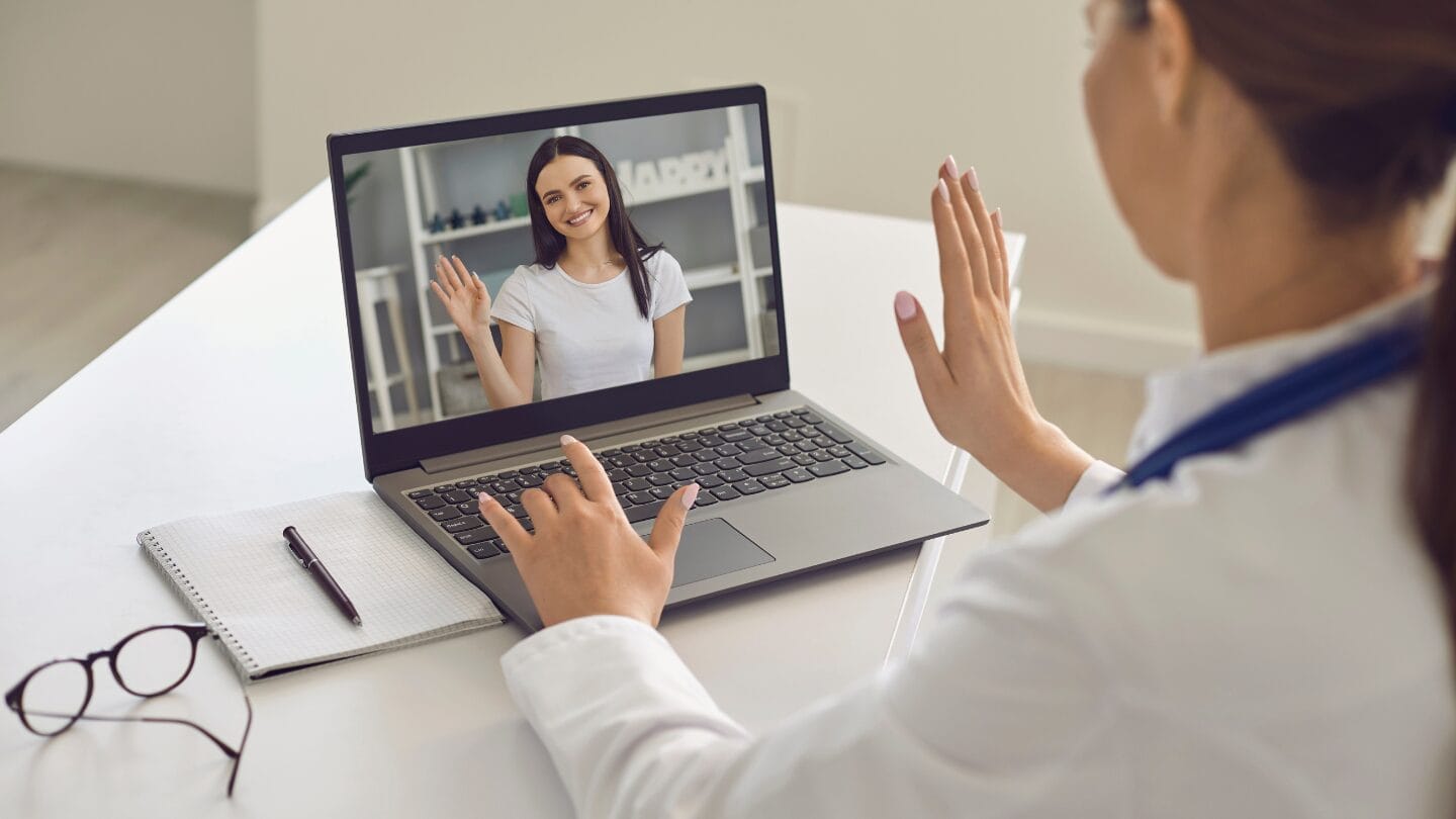 Telemedicine giúp nâng cao khả năng tiếp cận dịch vụ y tế, tiết kiệm thời gian và chi phí cho bệnh nhân, đồng thời giảm tải cho hệ thống y tế